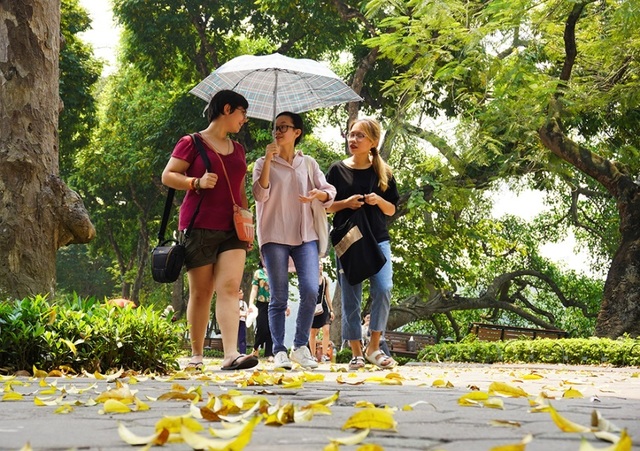 Người Hà Nội mệt mỏi trong nắng gắt đầu mùa - 2 Người Hà Nội mệt mỏi trong nắng gắt đầu mùa - 2