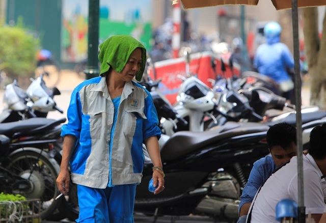 Người Hà Nội mệt mỏi trong nắng gắt đầu mùa - 3 Người Hà Nội mệt mỏi trong nắng gắt đầu mùa - 3