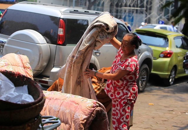 Người Hà Nội mệt mỏi trong nắng gắt đầu mùa - 4 Người Hà Nội mệt mỏi trong nắng gắt đầu mùa - 4