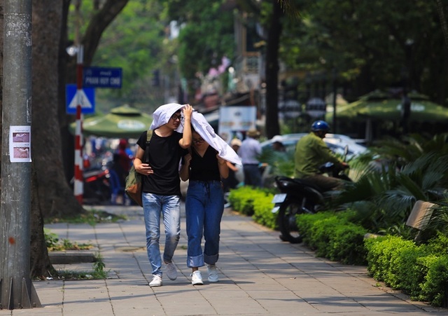 Người Hà Nội mệt mỏi trong nắng gắt đầu mùa - 5 Người Hà Nội mệt mỏi trong nắng gắt đầu mùa - 5