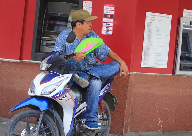 Người Hà Nội mệt mỏi trong nắng gắt đầu mùa - 6 Người Hà Nội mệt mỏi trong nắng gắt đầu mùa - 6