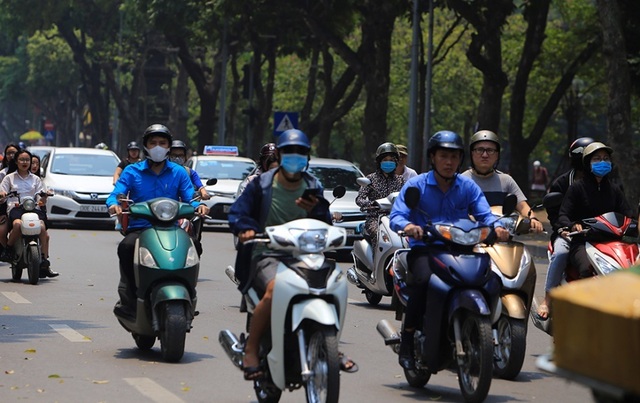 Người Hà Nội mệt mỏi trong nắng gắt đầu mùa - 7 Người Hà Nội mệt mỏi trong nắng gắt đầu mùa - 7