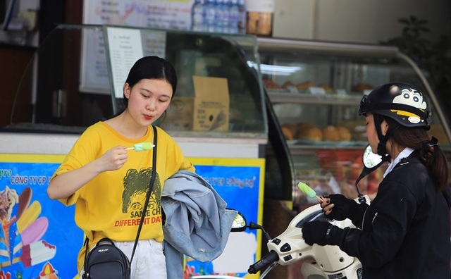 Người Hà Nội mệt mỏi trong nắng gắt đầu mùa - 9 Người Hà Nội mệt mỏi trong nắng gắt đầu mùa - 9