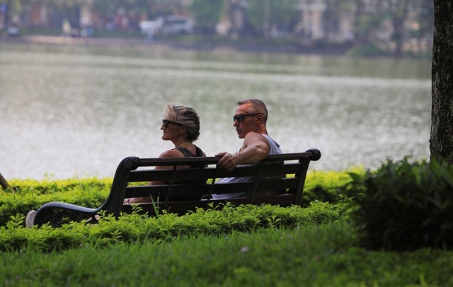 Người Hà Nội mệt mỏi trong nắng gắt đầu mùa - 10 Người Hà Nội mệt mỏi trong nắng gắt đầu mùa - 10