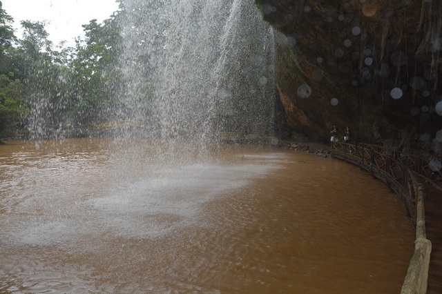 Nước đổ về thác Prenn Đà Lạt chuyển màu, đặc quánh bùn thải - 2