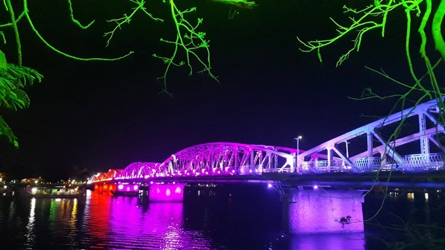 Xem cầu Trường Tiền 123 năm tuổi lung linh đổi màu trong đêm - 4 Xem cầu Trường Tiền 123 năm tuổi lung linh đổi màu trong đêm - 4