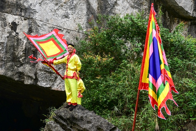 Ninh Bình: Hàng nghìn người dự lễ hội Tràng An - 7 Ninh Bình: Hàng nghìn người dự lễ hội Tràng An - 7