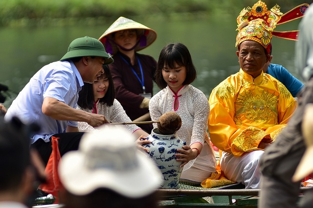 Ninh Bình: Hàng nghìn người dự lễ hội Tràng An - 9 Ninh Bình: Hàng nghìn người dự lễ hội Tràng An - 9