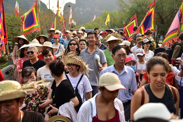 Ninh Bình: Hàng nghìn người dự lễ hội Tràng An - 3 Ninh Bình: Hàng nghìn người dự lễ hội Tràng An - 3