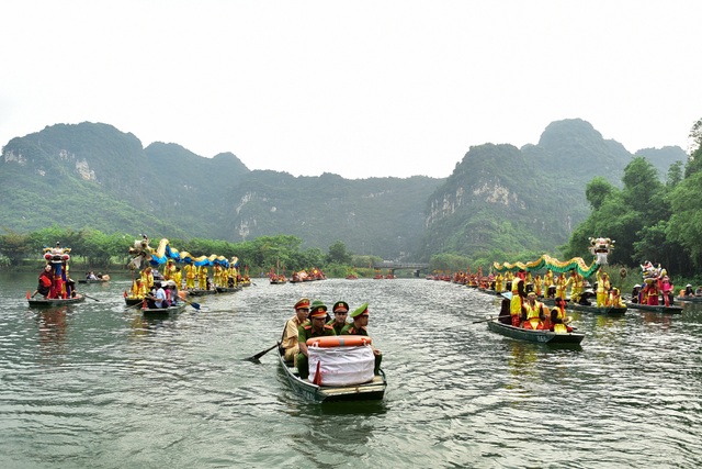 Ninh Bình: Hàng nghìn người dự lễ hội Tràng An - 4 Ninh Bình: Hàng nghìn người dự lễ hội Tràng An - 4
