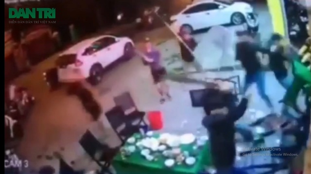 Khởi tố vụ nhóm côn đồ chém người đang nhậu trước quán cầm đồ - 1 Khởi tố vụ nhóm côn đồ chém người đang nhậu trước quán cầm đồ - 1