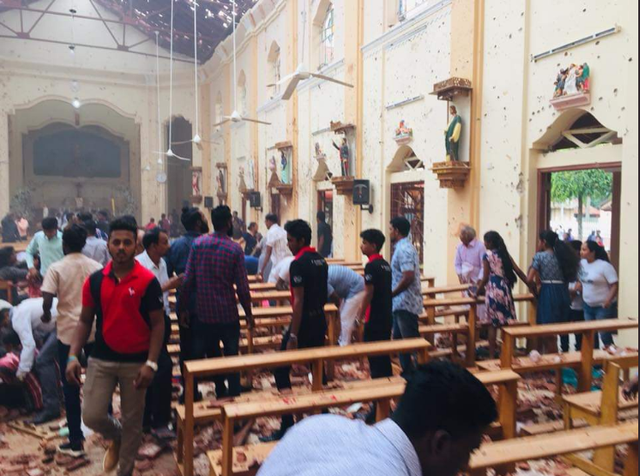 Hiện trường thảm kịch đánh bom khiến 160 người chết tại Sri Lanka - 2