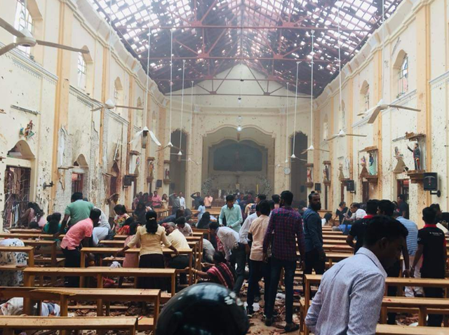 Hiện trường thảm kịch đánh bom khiến 160 người chết tại Sri Lanka - 1 Hiện trường thảm kịch đánh bom khiến 160 người chết tại Sri Lanka - 1