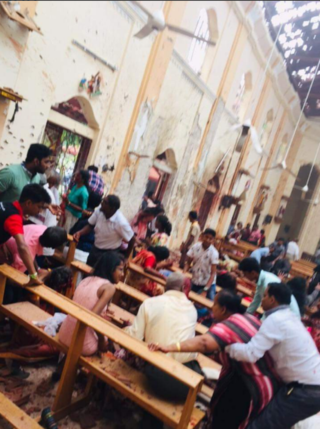 Hiện trường thảm kịch đánh bom khiến 160 người chết tại Sri Lanka - 4 Hiện trường thảm kịch đánh bom khiến 160 người chết tại Sri Lanka - 4