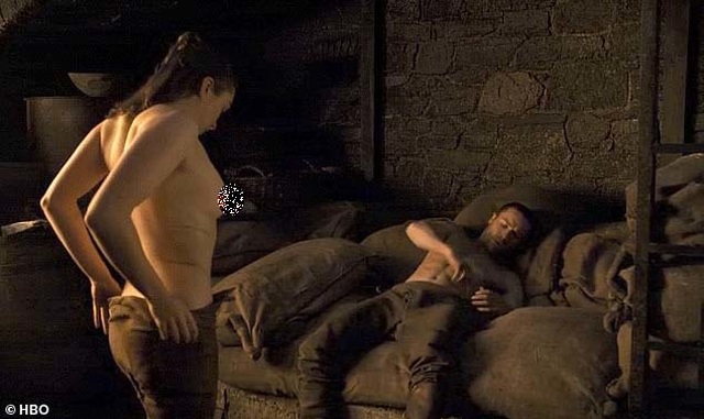 Cảnh “nóng” của Arya Stark khiến “khổ chủ” cũng... sốc - 1 Cảnh “nóng” của Arya Stark khiến “khổ chủ” cũng... sốc - 1