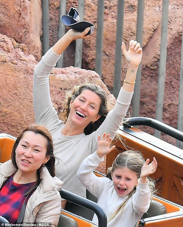 Cuối tuần, Gisele Bundchen đưa con đi chơi ở Disneyland - 6 Cuối tuần, Gisele Bundchen đưa con đi chơi ở Disneyland - 6