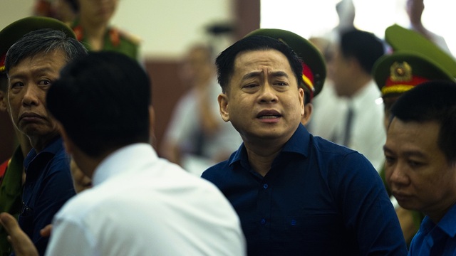 Vũ “Nhôm” phản ứng gay gắt khi bị ngăn cản gặp luật sư - 9 Vũ “Nhôm” phản ứng gay gắt khi bị ngăn cản gặp luật sư - 9