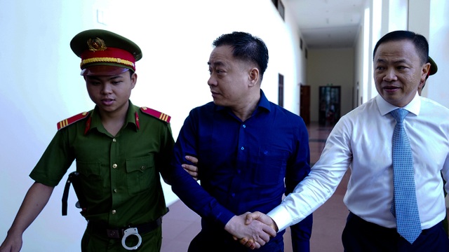 Vũ “Nhôm” phản ứng gay gắt khi bị ngăn cản gặp luật sư - 1 Vũ “Nhôm” phản ứng gay gắt khi bị ngăn cản gặp luật sư - 1