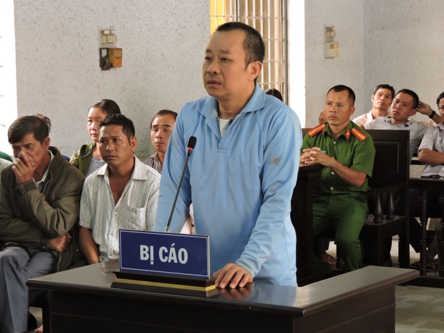 Nguyên Thượng tá công an lừa đảo hơn 24 tỷ đồng khai đã hối lộ 15 tỷ đồng cho cán bộ - 1 Nguyên Thượng tá công an lừa đảo hơn 24 tỷ đồng khai đã hối lộ 15 tỷ đồng cho cán bộ - 1