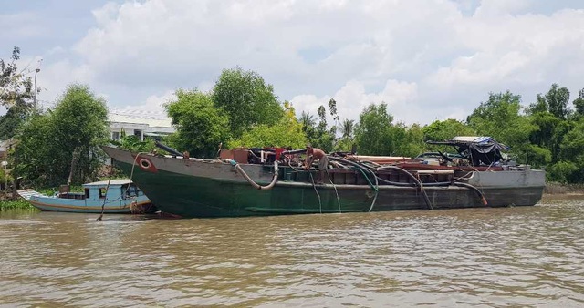 Công an nổ súng bắt “cát tặc” trên sông Hậu - 1 Công an nổ súng bắt “cát tặc” trên sông Hậu - 1