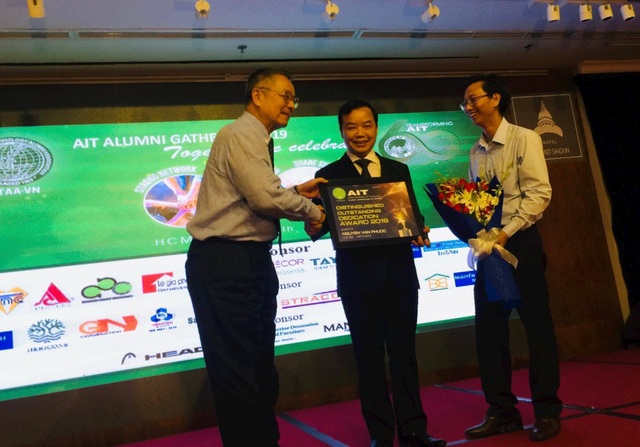 Giám đốc First News nhận giải thưởng “Tận tâm cống hiến vì cộng đồng 2019” - 2 Giám đốc First News nhận giải thưởng “Tận tâm cống hiến vì cộng đồng 2019” - 2