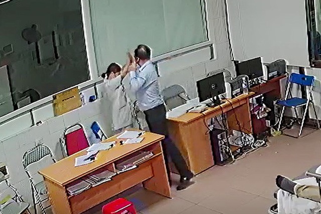 Bác sĩ bị doạ: ‘Tôi sẽ cho chị sáng nhất mạng xã hội’ - 1 Bác sĩ bị doạ: ‘Tôi sẽ cho chị sáng nhất mạng xã hội’ - 1