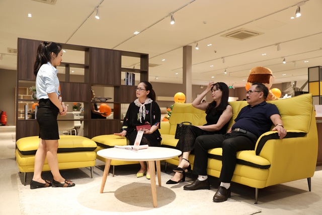 Mời các bạn ghé thăm showroom nội thất tại Hà Nội của chúng tôi để khám phá những không gian sống đẳng cấp với các sản phẩm nội thất cao cấp. Chắc chắn bạn sẽ tìm thấy những thiết kế ấn tượng và phong cách riêng cho căn nhà của mình.