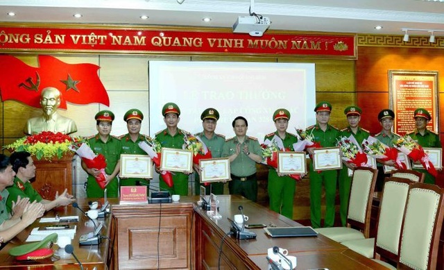 Thưởng nóng chuyên án triệt phá đường dây gái gọi và sử dụng trái phép ma túy - 1 Thưởng nóng chuyên án triệt phá đường dây gái gọi và sử dụng trái phép ma túy - 1