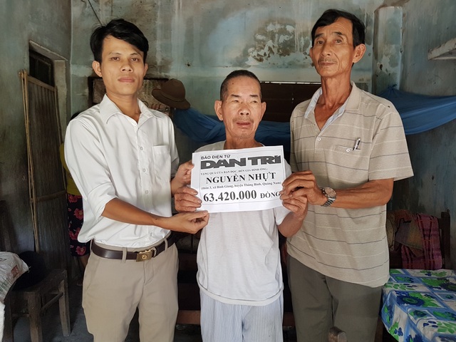 Trao tiền nhân ái ở Quảng Nam Trao tiền nhân ái ở Quảng Nam