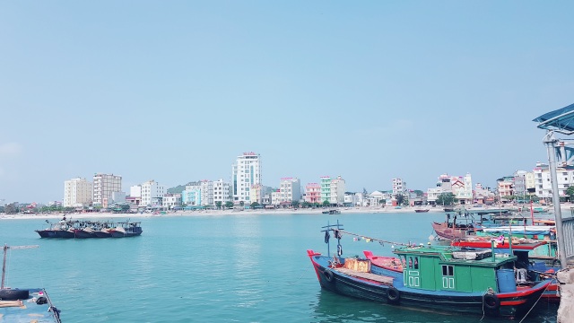 Dân bức xúc, du khách ngạc nhiên khi vé tàu ra đảo Cô Tô đột nhiên tăng cao - 4 Dân bức xúc, du khách ngạc nhiên khi vé tàu ra đảo Cô Tô đột nhiên tăng cao - 4