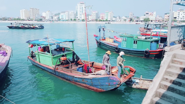 Dân bức xúc, du khách ngạc nhiên khi vé tàu ra đảo Cô Tô đột nhiên tăng cao - 5 Dân bức xúc, du khách ngạc nhiên khi vé tàu ra đảo Cô Tô đột nhiên tăng cao - 5