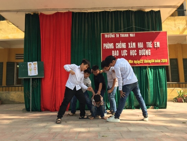 Xem cảnh sát cơ động dạy học sinh tiểu học chiêu tự vệ phòng chống xâm hại - 1 Xem cảnh sát cơ động dạy học sinh tiểu học chiêu tự vệ phòng chống xâm hại - 1