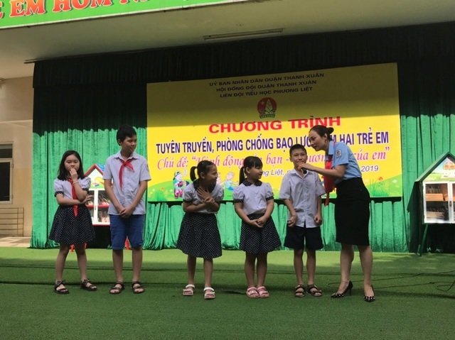 Xem cảnh sát cơ động dạy học sinh tiểu học chiêu tự vệ phòng chống xâm hại - 3 Xem cảnh sát cơ động dạy học sinh tiểu học chiêu tự vệ phòng chống xâm hại - 3