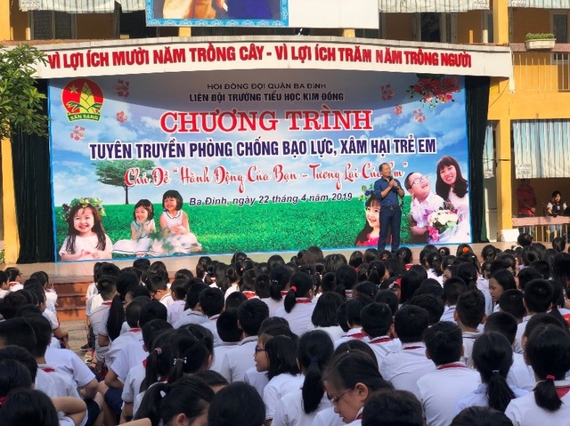 Xem cảnh sát cơ động dạy học sinh tiểu học chiêu tự vệ phòng chống xâm hại - 4 Xem cảnh sát cơ động dạy học sinh tiểu học chiêu tự vệ phòng chống xâm hại - 4