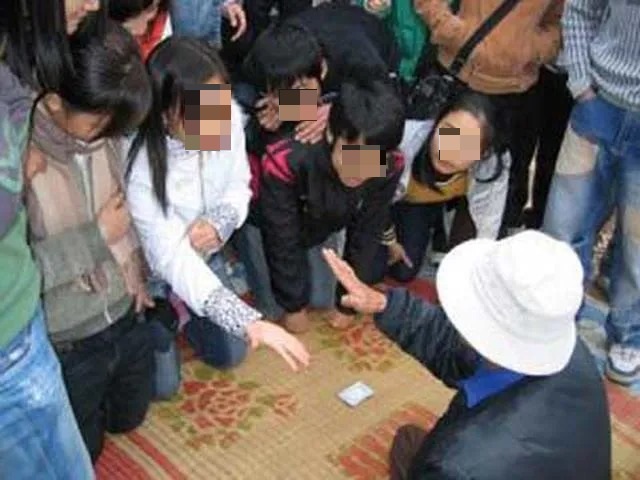 “Quan thầy” chữa bệnh bằng cách đạp vào bụng, phun nước bẩn vào bệnh nhân - 1 “Quan thầy” chữa bệnh bằng cách đạp vào bụng, phun nước bẩn vào bệnh nhân - 1