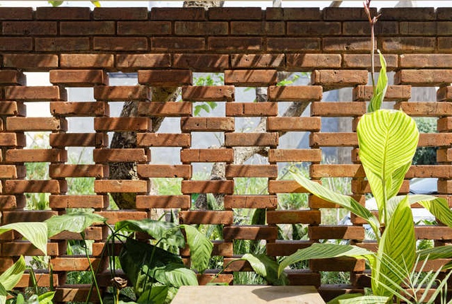 Nhà 2 mặt tiền xây bằng gạch mộc không sơn trát đẹp nổi bật trên báo ngoại - 11 Nhà 2 mặt tiền xây bằng gạch mộc không sơn trát đẹp nổi bật trên báo ngoại - 11