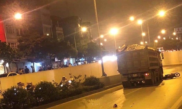 Va chạm với xe tải ở hầm Kim Liên, người đi xe máy tử vong tại chỗ - 1 Va chạm với xe tải ở hầm Kim Liên, người đi xe máy tử vong tại chỗ - 1