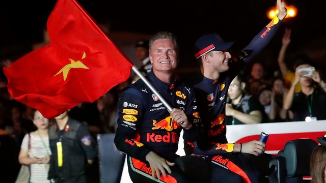 Ngồi cùng David Coulthard trong chiếc xe đua F1 biểu diễn tại Hà Nội - 11