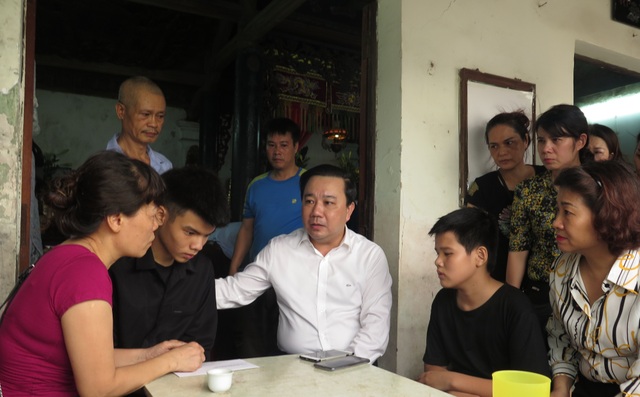 Sở GDĐT Hà Nội sẽ hỗ trợ việc học của hai con nữ công nhân bị “xe điên” đâm tử vong - 1 Sở GDĐT Hà Nội sẽ hỗ trợ việc học của hai con nữ công nhân bị “xe điên” đâm tử vong - 1