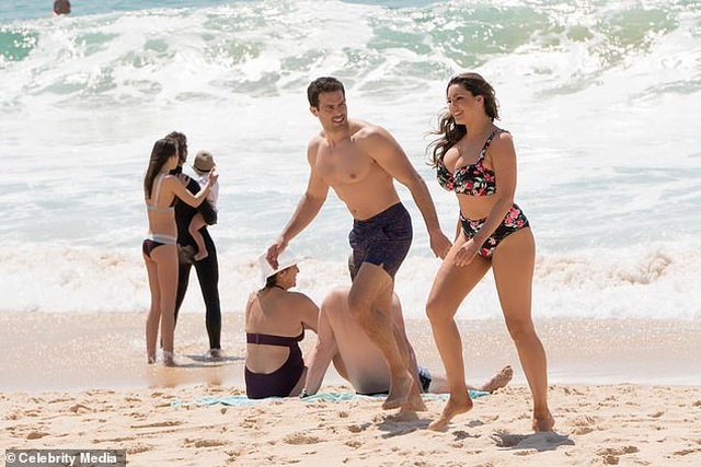 Kelly Brook khoe ngực đầy đặn bên bồ trẻ - 9 Kelly Brook khoe ngực đầy đặn bên bồ trẻ - 9
