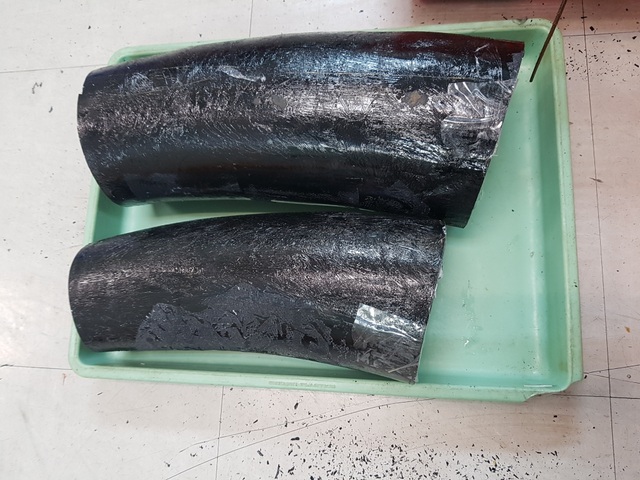 ngà voi nguỵ trang trong thùng tôm hùm và cá khô ngà voi nguỵ trang trong thùng tôm hùm và cá khô