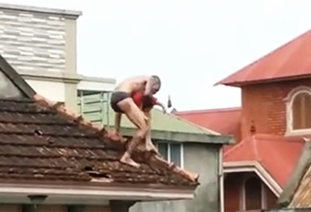 Phạt tù người cha ngáo đá kéo con lên mái nhà rồi làm rơi xuống dưới - 2 Phạt tù người cha ngáo đá kéo con lên mái nhà rồi làm rơi xuống dưới - 2