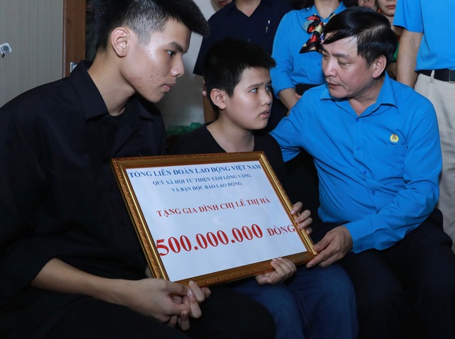 Trao 500 triệu đồng tới gia đình nữ lao công tử vong vì “xe điên” - 1 Trao 500 triệu đồng tới gia đình nữ lao công tử vong vì “xe điên” - 1