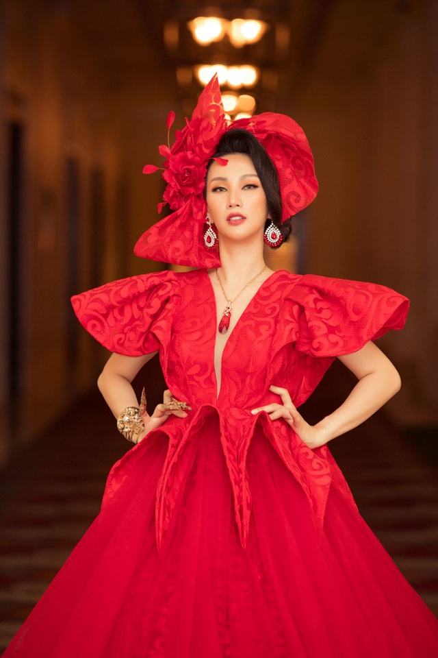 Paris Vũ giành giải “Bông hồng quyền lực 2019”, diễn vedette thời trang - 10 Paris Vũ giành giải “Bông hồng quyền lực 2019”, diễn vedette thời trang - 10