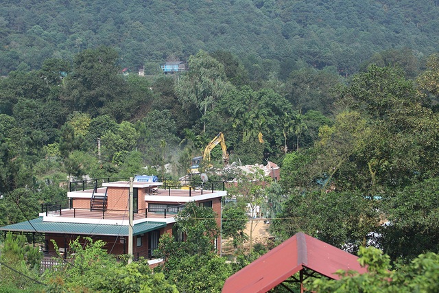 Sóc Sơn đang phá dỡ các công trình vi phạm trên đất rừng - 2 Sóc Sơn đang phá dỡ các công trình vi phạm trên đất rừng - 2