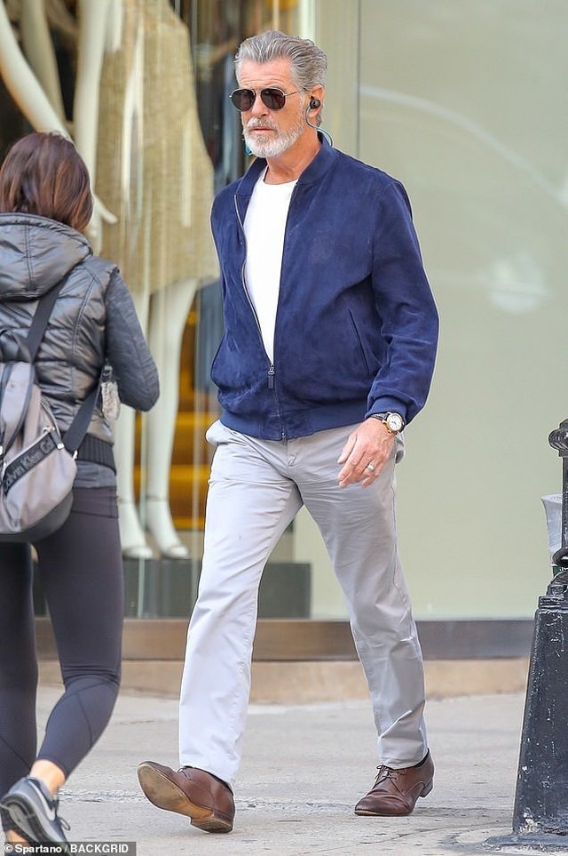 Pierce Brosnan gây sốc với vẻ đẹp kiểu... “râu tóc bạc phơ” - Ảnh minh hoạ 4