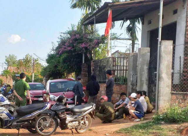 Điều tra vụ nổ tại nhà con nợ khiến chủ nhà bị thương nặng - 1 Điều tra vụ nổ tại nhà con nợ khiến chủ nhà bị thương nặng - 1