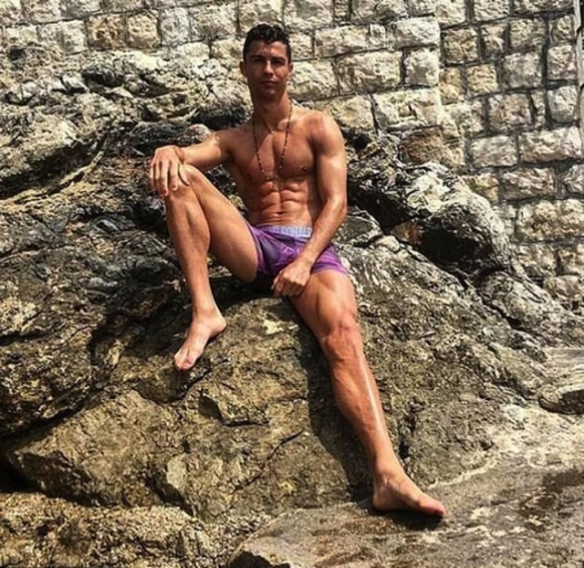 C.Ronaldo gây “bão” khi mặc nội y khoe cơ bụng 6 múi - 1