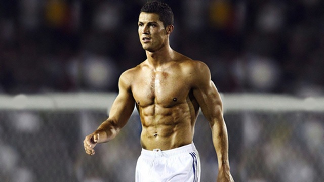 C.Ronaldo gây “bão” khi mặc nội y khoe cơ bụng 6 múi - 2