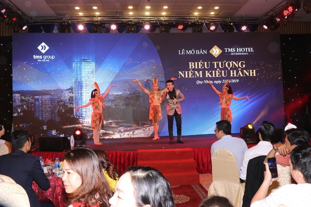 Đan Trường xuất hiện như “nam thần tuổi 20” tại thành phố biển Quy Nhơn - 1 Đan Trường xuất hiện như “nam thần tuổi 20” tại thành phố biển Quy Nhơn - 1